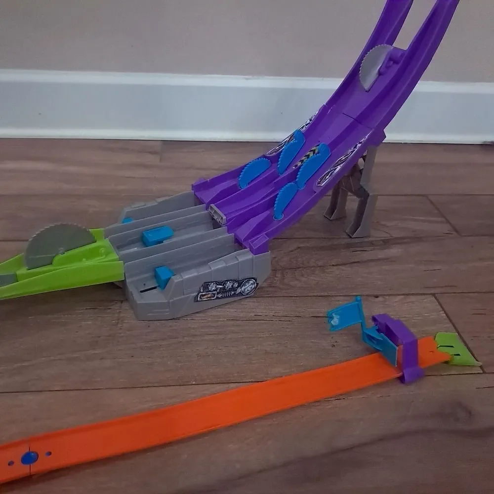 Hot Wheels Split Speeders Blade Raid Track Set DHY27 saw racing set purple READ